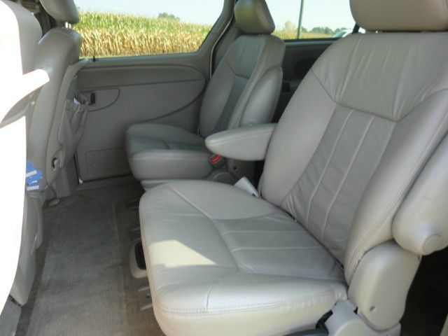 2003 Chrysler Town and Country 2WD 4dr SE