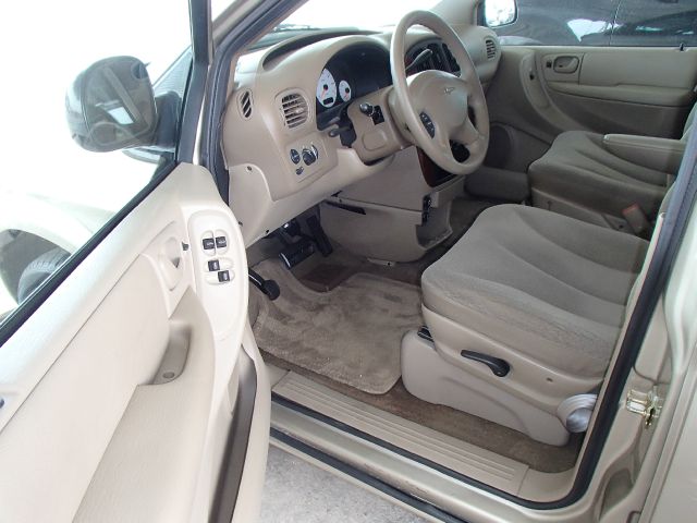 2003 Chrysler Town and Country Quad Coupe 3