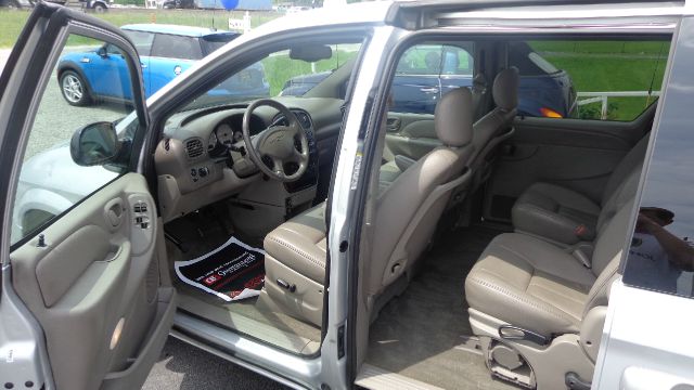 2003 Chrysler Town and Country Quad Coupe 3