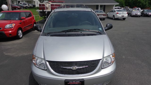 2003 Chrysler Town and Country Quad Coupe 3