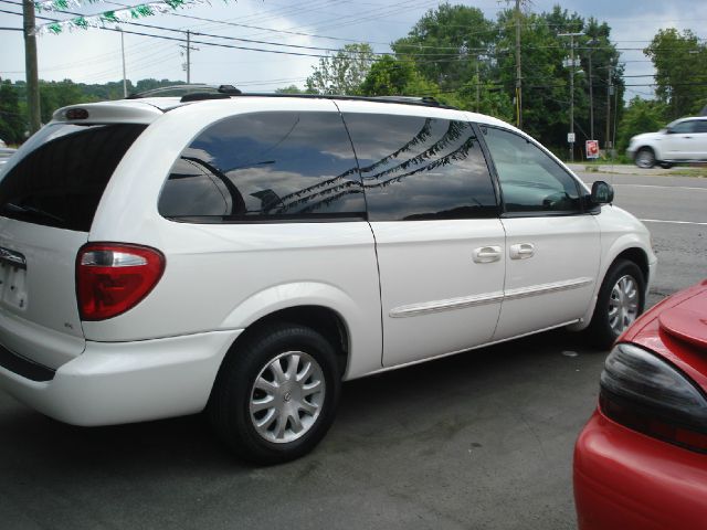 2003 Chrysler Town and Country 2WD 4dr SE