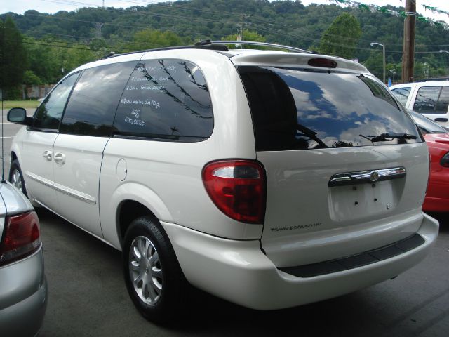 2003 Chrysler Town and Country 2WD 4dr SE