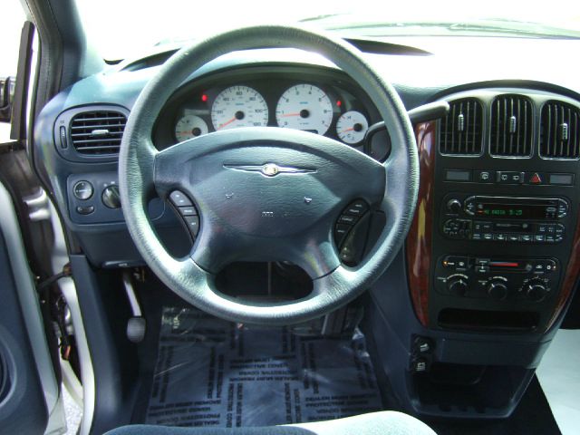 2003 Chrysler Town and Country Quad Coupe 3