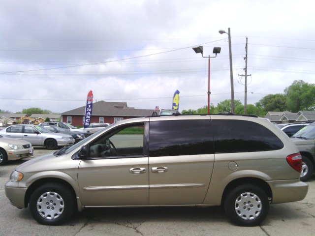 2003 Chrysler Town and Country Quad Coupe 3