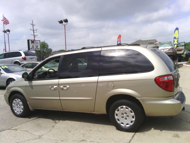 2003 Chrysler Town and Country Quad Coupe 3