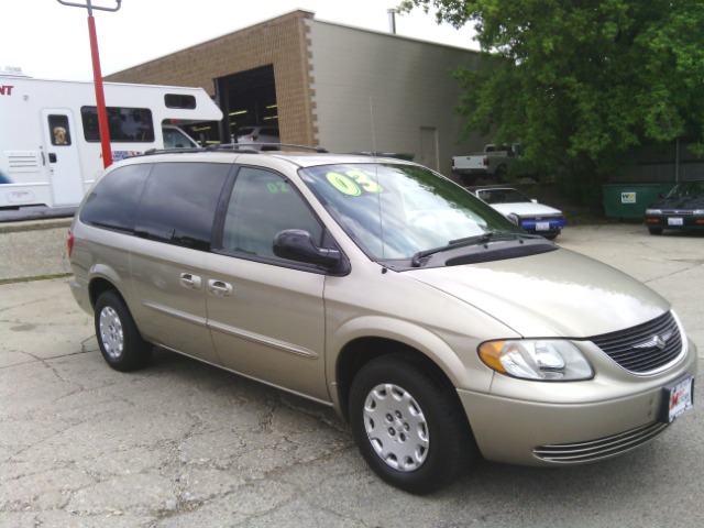 2003 Chrysler Town and Country Quad Coupe 3