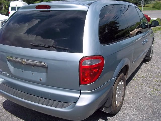 2003 Chrysler Town and Country Quad Coupe 3