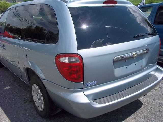 2003 Chrysler Town and Country Quad Coupe 3