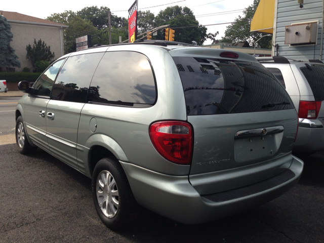 2003 Chrysler Town and Country Quad Coupe 3