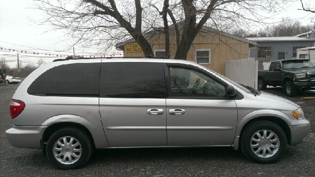 2003 Chrysler Town and Country Quad Coupe 3