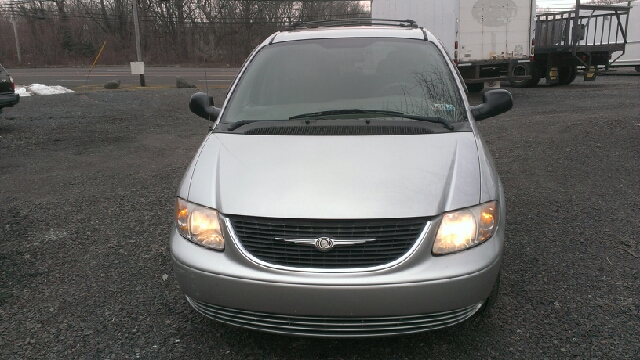 2003 Chrysler Town and Country Quad Coupe 3