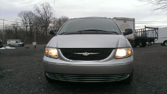 2003 Chrysler Town and Country Quad Coupe 3