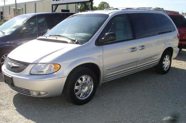 2004 Chrysler Town and Country XLT 4X2 DRW