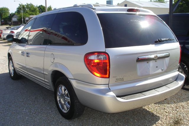 2004 Chrysler Town and Country XLT 4X2 DRW