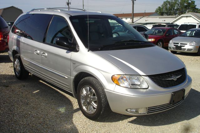 2004 Chrysler Town and Country XLT 4X2 DRW