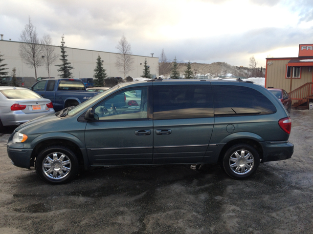 2005 Chrysler Town and Country SLT 25