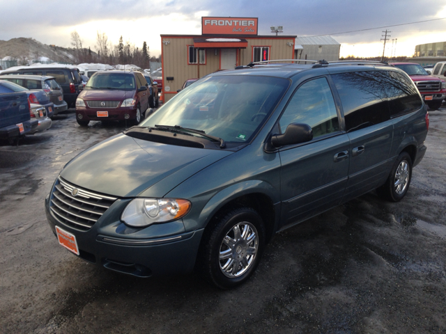 2005 Chrysler Town and Country SLT 25