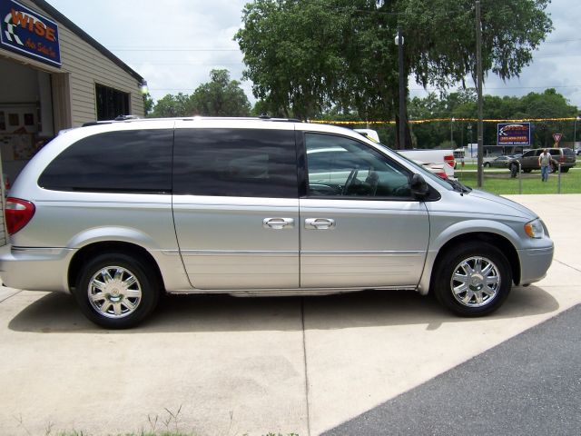 2005 Chrysler Town and Country SLT 25