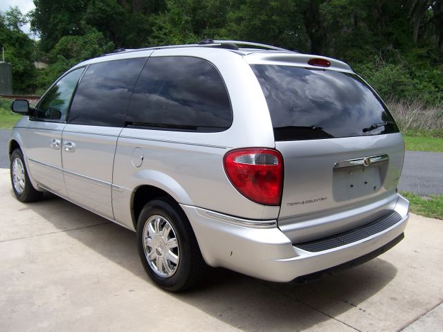 2005 Chrysler Town and Country SLT 25