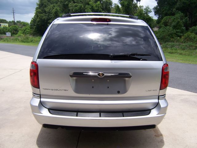 2005 Chrysler Town and Country SLT 25