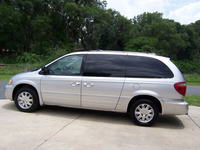 2005 Chrysler Town and Country SLT 25