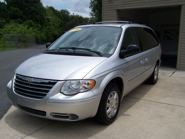 2005 Chrysler Town and Country SLT 25