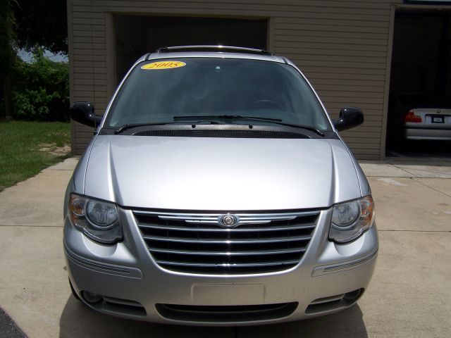 2005 Chrysler Town and Country SLT 25