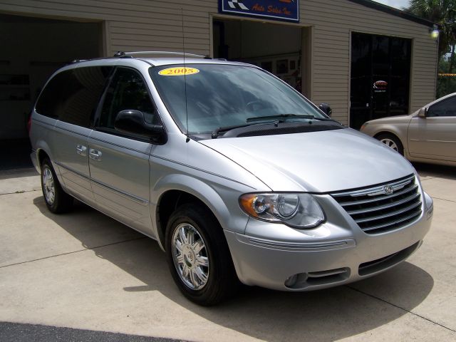 2005 Chrysler Town and Country SLT 25