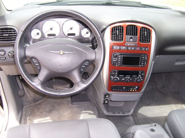 2005 Chrysler Town and Country SLT 25