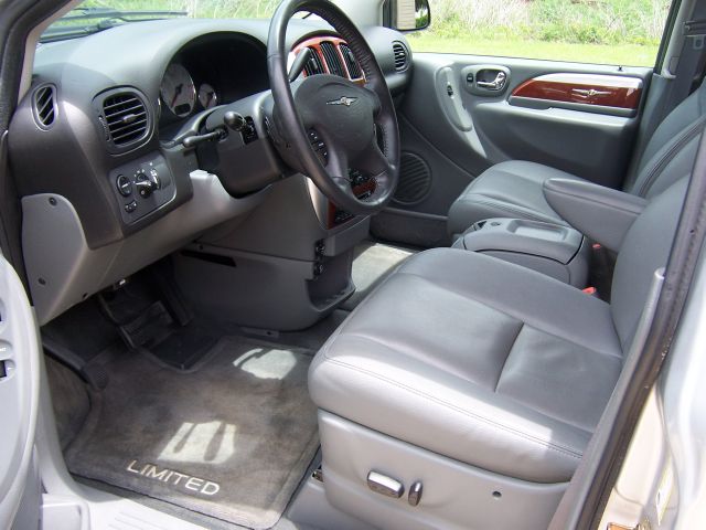 2005 Chrysler Town and Country SLT 25