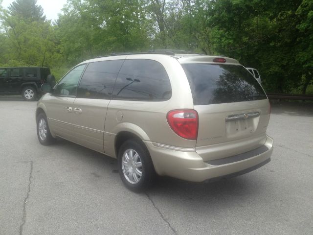 2005 Chrysler Town and Country SLT 25