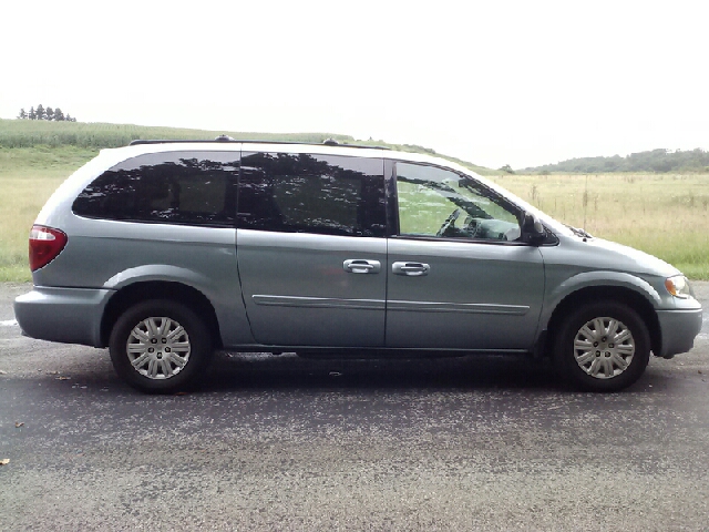 2005 Chrysler Town and Country Elk Conversion Van