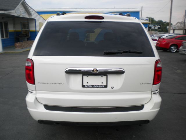 2005 Chrysler Town and Country SLT 25