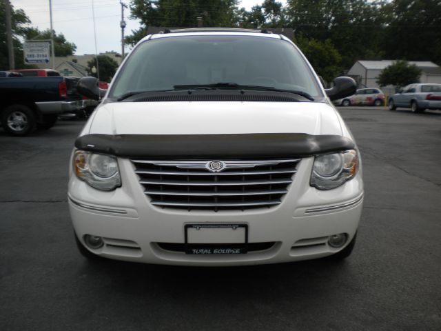 2005 Chrysler Town and Country SLT 25