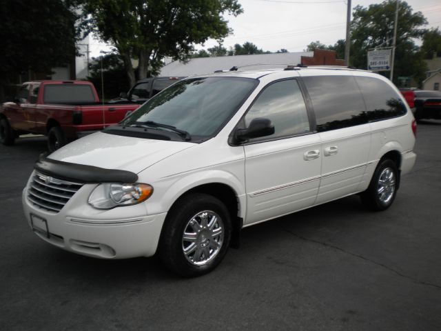 2005 Chrysler Town and Country SLT 25