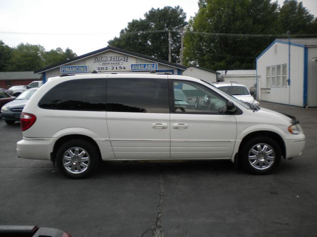 2005 Chrysler Town and Country SLT 25