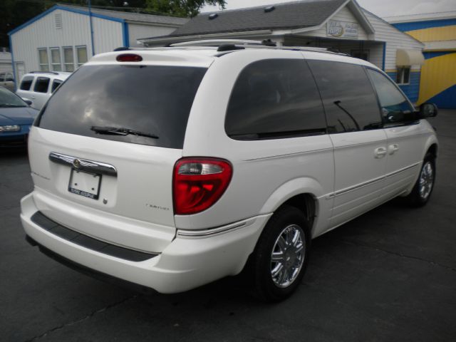 2005 Chrysler Town and Country SLT 25