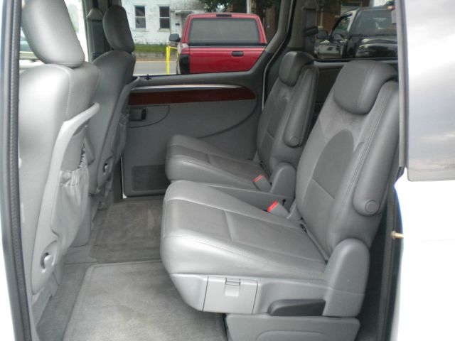 2005 Chrysler Town and Country SLT 25