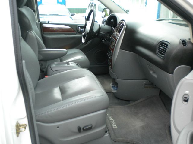 2005 Chrysler Town and Country SLT 25