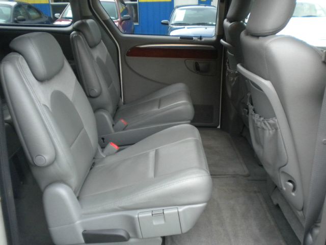 2005 Chrysler Town and Country SLT 25