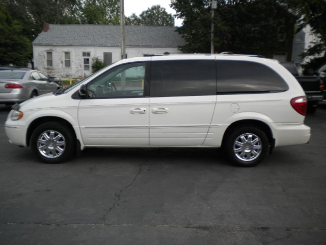 2005 Chrysler Town and Country SLT 25