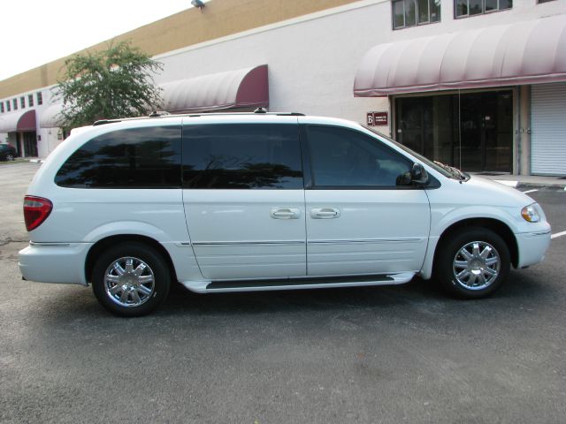 2005 Chrysler Town and Country SLT 25