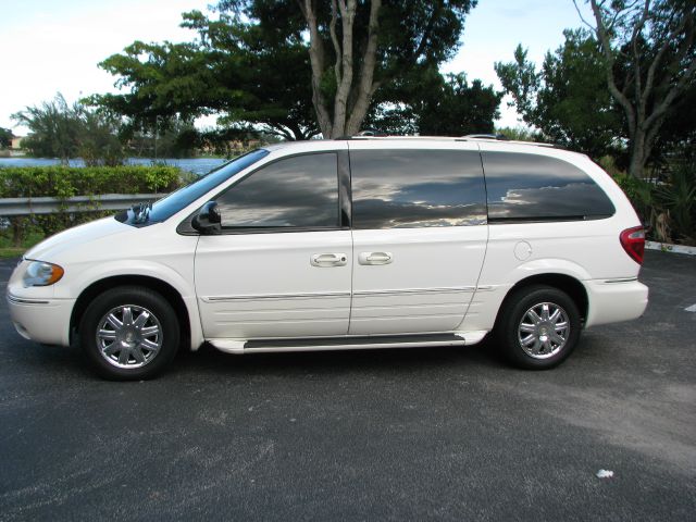 2005 Chrysler Town and Country SLT 25