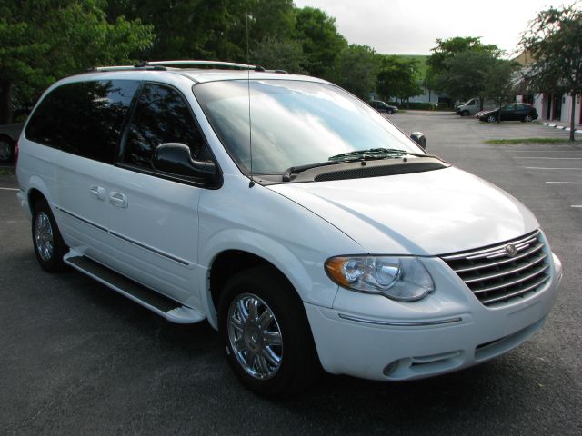 2005 Chrysler Town and Country SLT 25