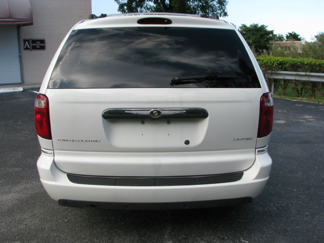 2005 Chrysler Town and Country SLT 25