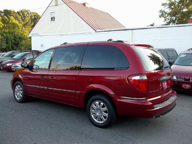 2005 Chrysler Town and Country SLT 25