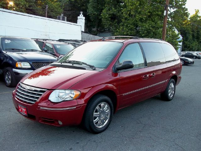 2005 Chrysler Town and Country SLT 25