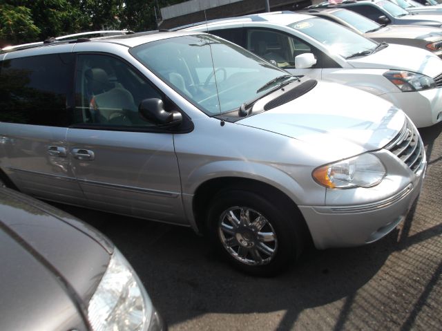 2005 Chrysler Town and Country SLT 25