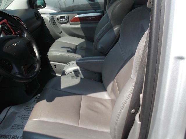 2005 Chrysler Town and Country SLT 25