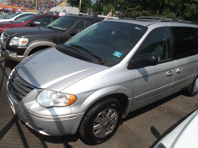 2005 Chrysler Town and Country SLT 25